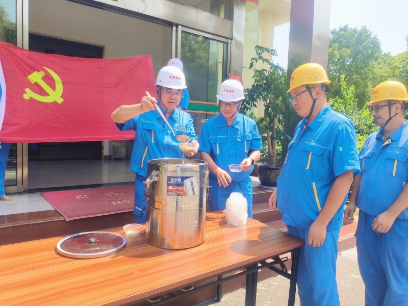 炎炎夏日送清涼，慰問(wèn)職工暖人心